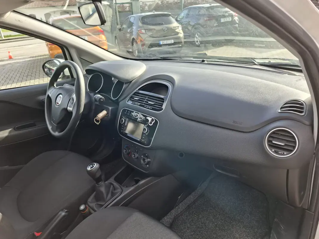 Fiat Punto 2017 - 8750 EUR, 114752 km - AUTO.MOTO.pt - 114752km - foto 24 de 26