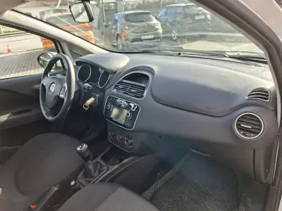 Fiat Punto 2017 - 8750 EUR, 114752 km - AUTO.MOTO.pt - 114752km - foto 24 de 26