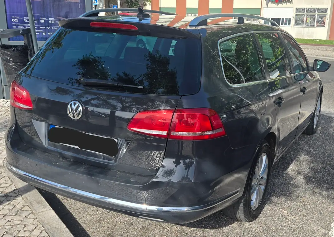 Volkswagen Passat Variant 2012 - 11000 EUR, 210000 km - AUTO.MOTO.pt - 210000km - foto 3 de 9
