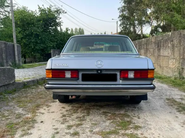 Mercedes-Benz 300 1982 - 13900 EUR, 233000 km - AUTO.MOTO.pt - 233000km - foto 5 de 32