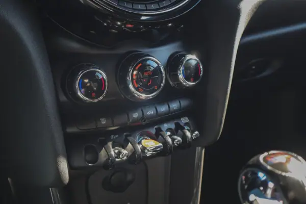 MINI One 2018 - 17880 EUR, 61420 km - AUTO.MOTO.pt - 61420km - foto 22 de 30