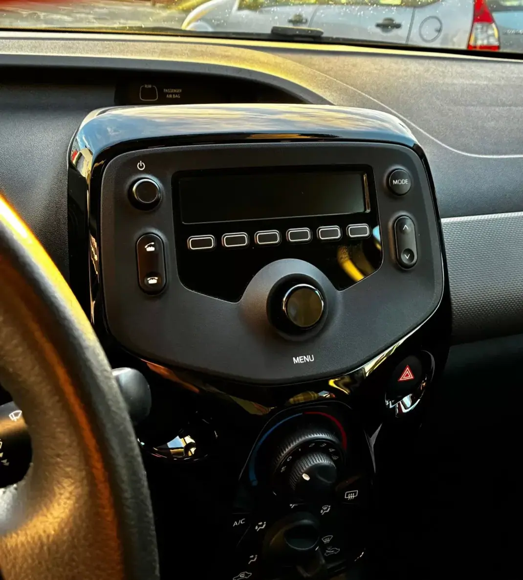 Peugeot 108 2019 - 11750 EUR, 88467 km - AUTO.MOTO.pt - 88467km - foto 11 de 20