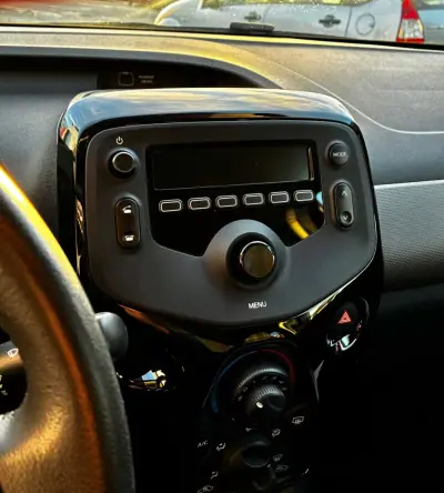 Peugeot 108 2019 - 11750 EUR, 88467 km - AUTO.MOTO.pt - 88467km - foto 11 de 20