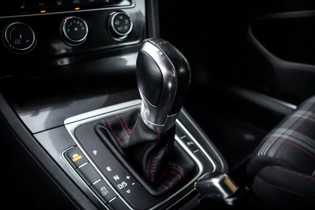 Volkswagen Golf 2015 - 24990 EUR, 83192 km - AUTO.MOTO.pt - 83192km - foto 22 de 45