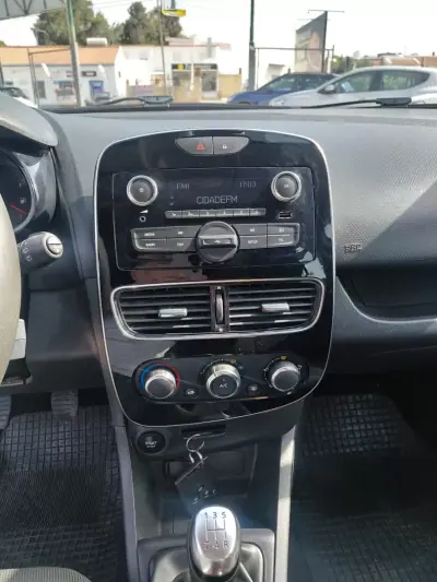 Renault 2017 - 7950 EUR, 180000 km - AUTO.MOTO.pt - 180000km - foto 5 de 9