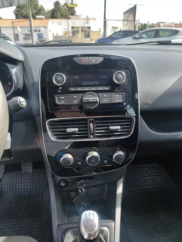 Renault 2017 - 7950 EUR, 180000 km - AUTO.MOTO.pt - 180000km - foto 5 de 9