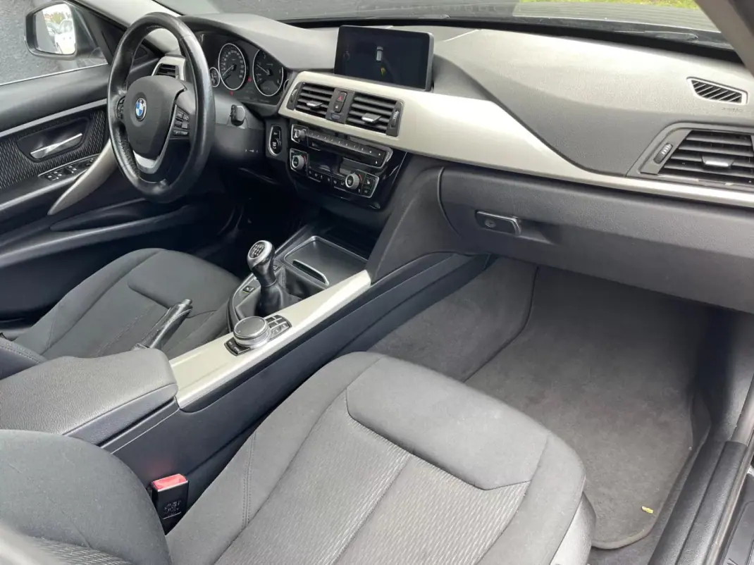 BMW 318 2017 - 17900 EUR, 215800 km - AUTO.MOTO.pt - 215800km - foto 8 de 12