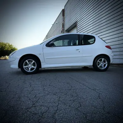 Peugeot 206 1.4 HDI VAN AC 2003 - 2000 EUR, 324000 km - AUTO.MOTO.pt - 324000km - foto 3 de 10