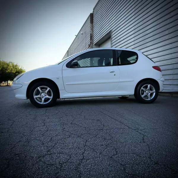 Peugeot 206 1.4 HDI VAN AC 2003 - 2000 EUR, 324000 km - AUTO.MOTO.pt - 324000km - foto 3 de 10