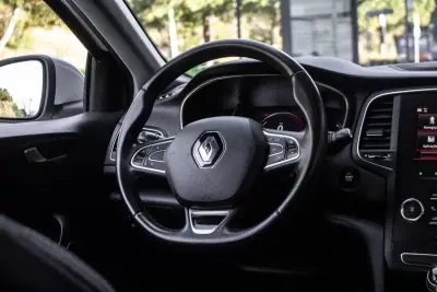 Renault Mégane 2019 - 9870 EUR, 301536 km - AUTO.MOTO.pt - 301536km - foto 30 de 38