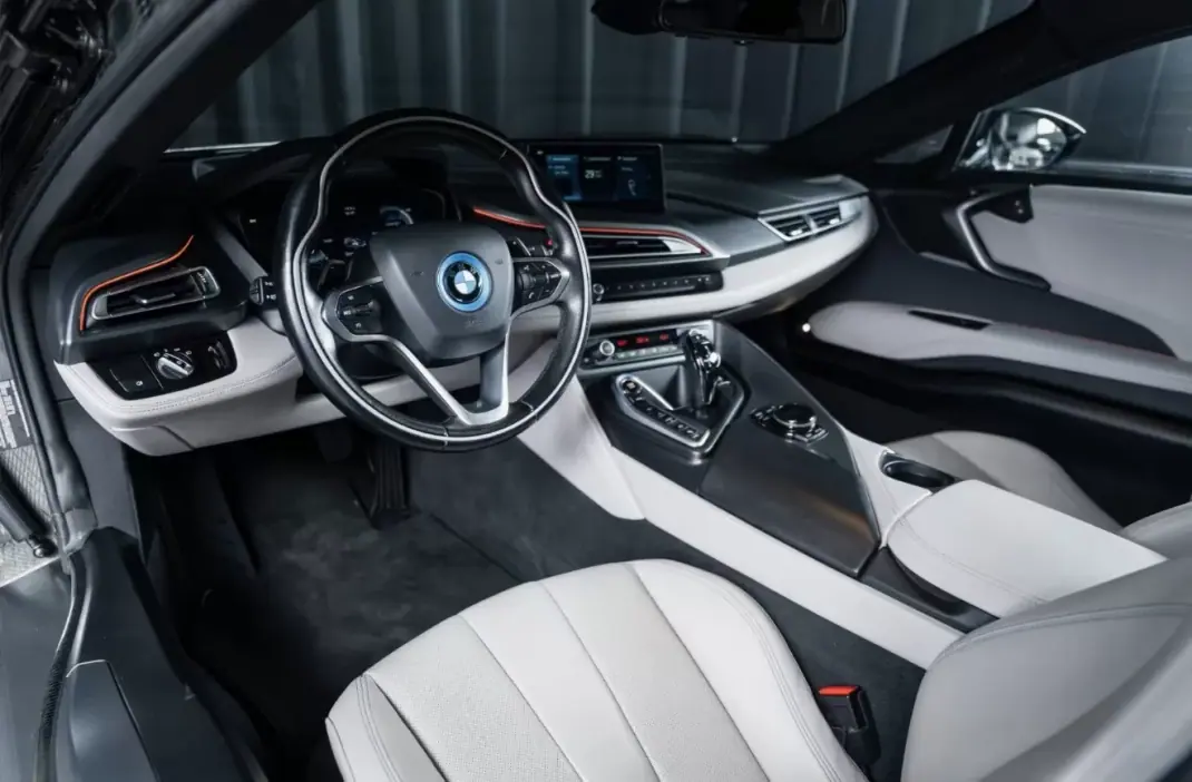 BMW i8 2015 - 69000 EUR, 91500 km - 91500km - foto 6 de 17