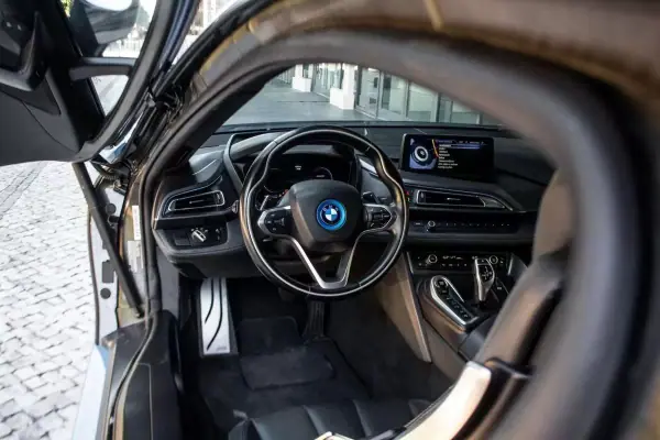 BMW i8 2016 - 61900 EUR, 93668 km - AUTO.MOTO.pt - 93668km - foto 34 de 45