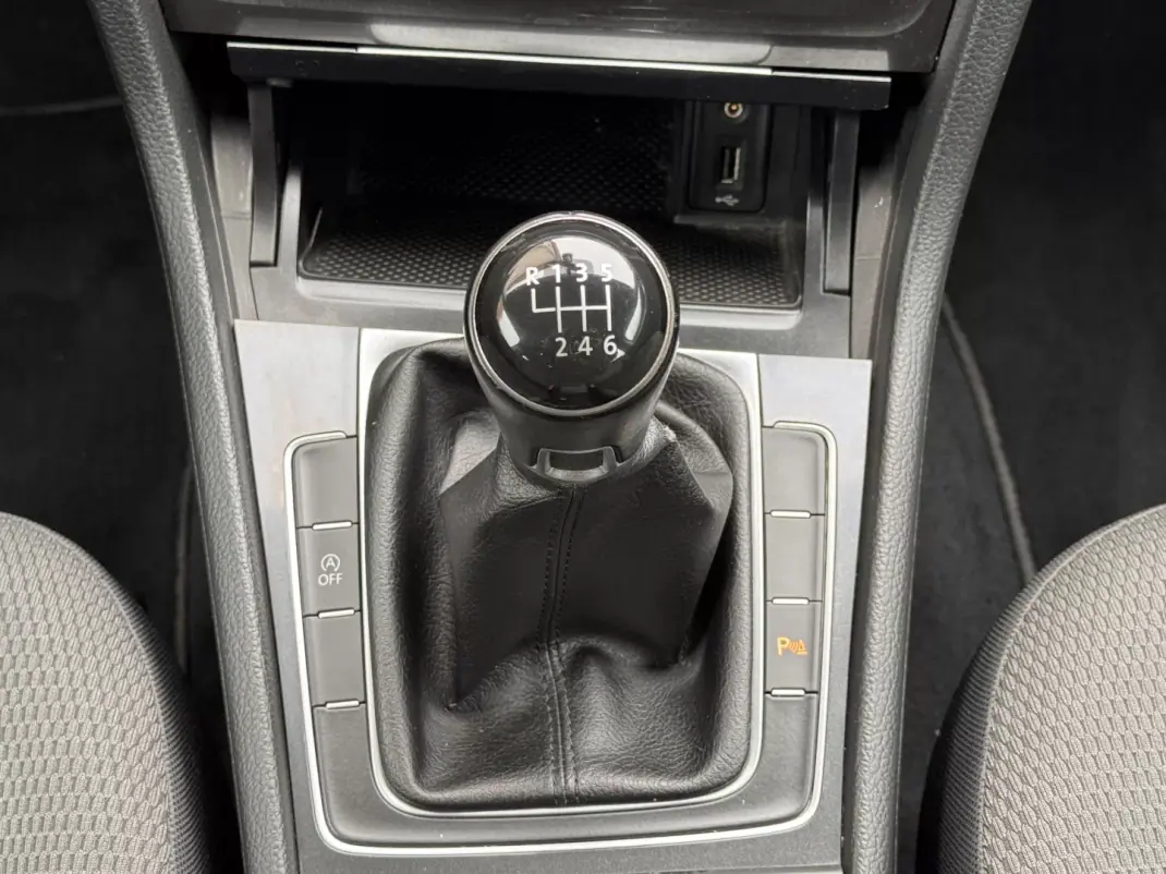 Volkswagen Golf 2017 - 14500 EUR, 123332 km - AUTO.MOTO.pt - 123332km - foto 21 de 26