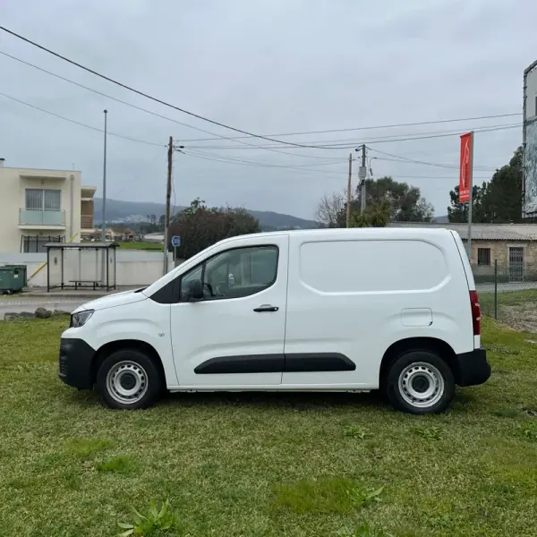 Peugeot PARTNER GIRAFON 2020 - 13900 EUR, 63682 km - AUTO.MOTO.pt - 63682km - foto 2 de 12