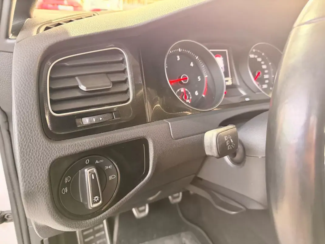 Volkswagen Golf 2016 - 21990 EUR, 142928 km - AUTO.MOTO.pt - 142928km - foto 21 de 23