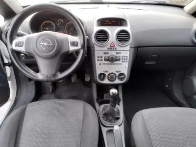 Opel Corsa 2011 - 5900 EUR, 220000 km - AUTO.MOTO.pt - 220000km - foto 18 de 24