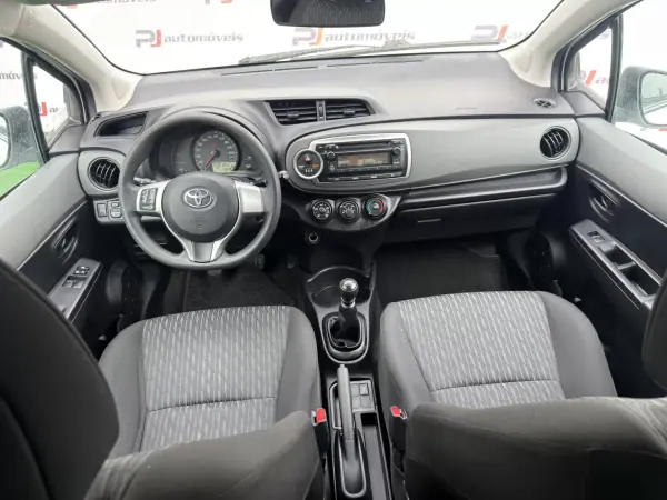 Toyota Yaris 2014 - 9990 EUR, 149000 km - AUTO.MOTO.pt - 149000km - foto 17 de 19