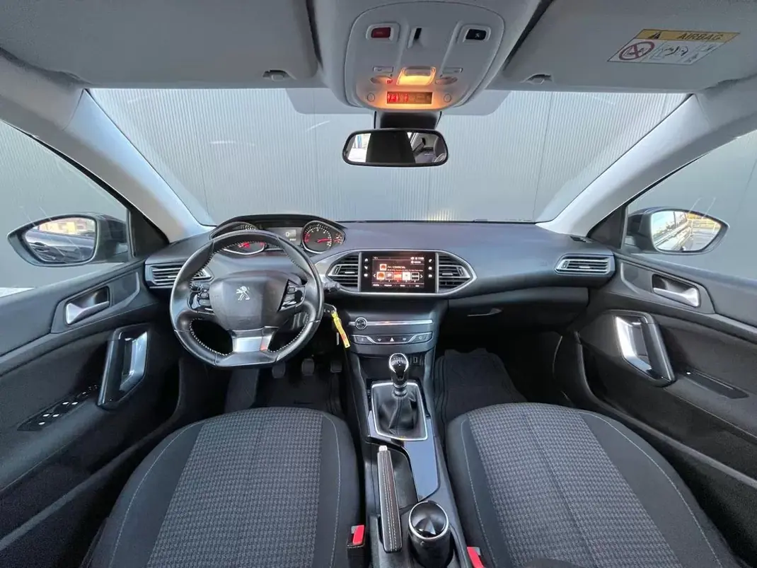 Peugeot 308 2019 - 10900 EUR, 131000 km - AUTO.MOTO.pt - 131000km - foto 14 de 27