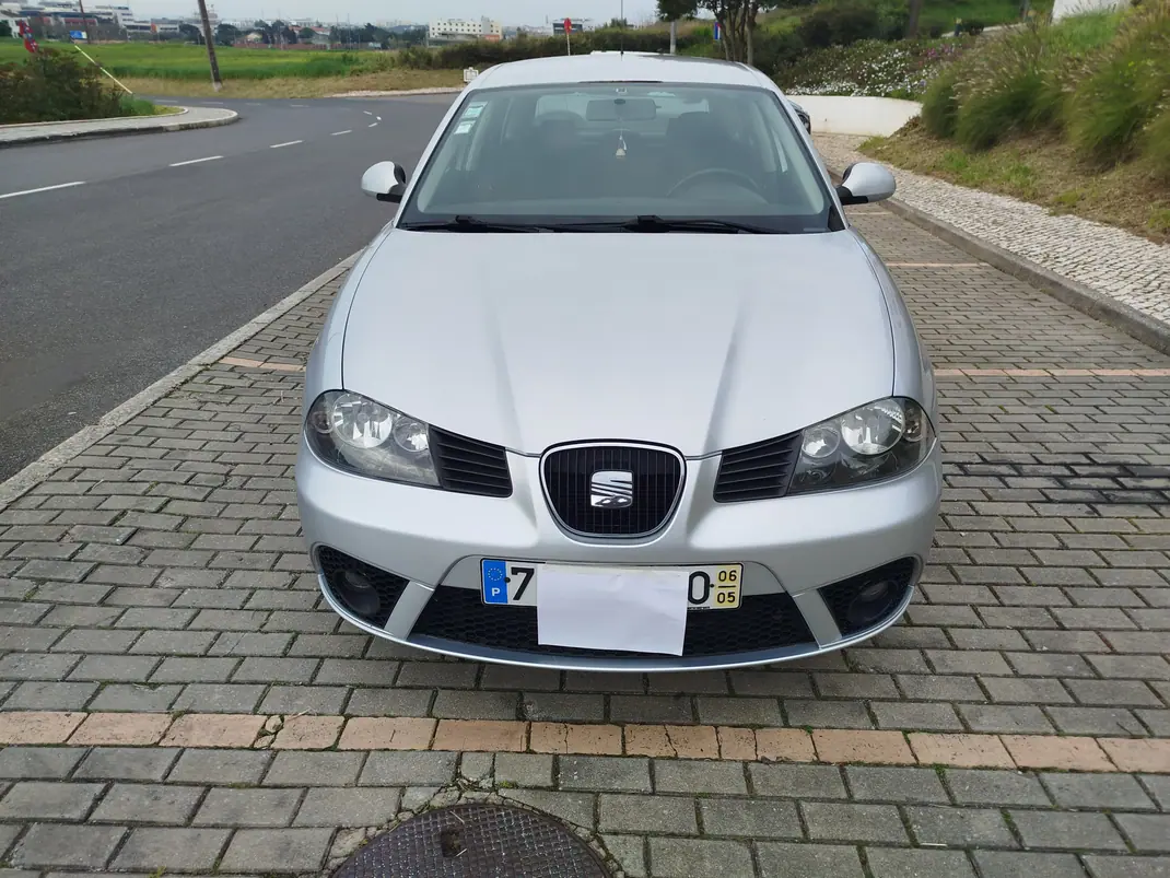 SEAT Ibiza 2006 - 3950 EUR, 243000 km - AUTO.MOTO.pt - 243000km - foto 1 de 4