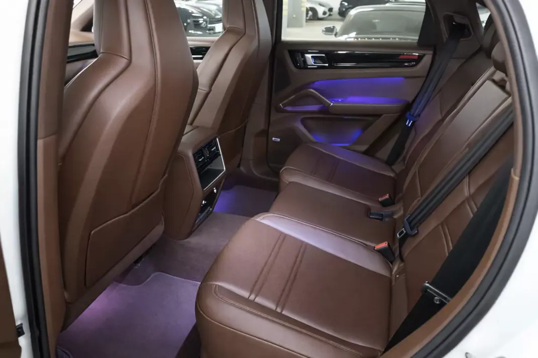 Porsche Cayenne 2022 - 69990 EUR, 140213 km - AUTO.MOTO.pt - 140213km - foto 8 de 12