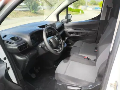 Toyota Proace City 1.5D L1 Active 2021 - 14950 EUR, 77000 km - AUTO.MOTO.pt - 77000km - foto 5 de 9