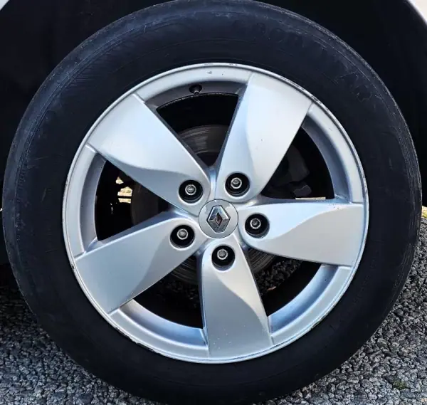 Renault Mégane 2010 - 6500 EUR, 280000 km - AUTO.MOTO.pt - 280000km - foto 9 de 15