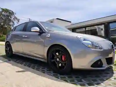Alfa Romeo Giulietta 2013 - 17000 EUR, 107500 km - AUTO.MOTO.pt - 107500km - foto 5 de 10