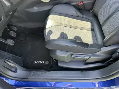 Peugeot 3008 2018 - 14900 EUR, 200000 km - AUTO.MOTO.pt - 200000km - foto 32 de 63