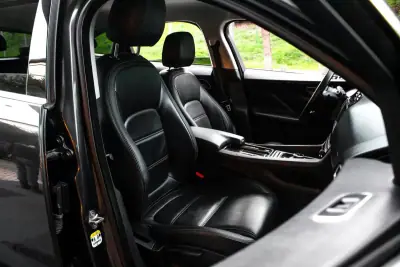 Jaguar F-Pace 2018 - 22990 EUR, 155156 km - 155156km - foto 27 de 48