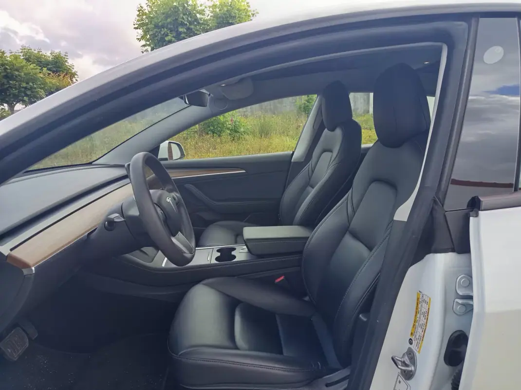 Tesla Model 3 2021 - 26990 EUR, 107700 km - AUTO.MOTO.pt - 107700km - foto 10 de 16
