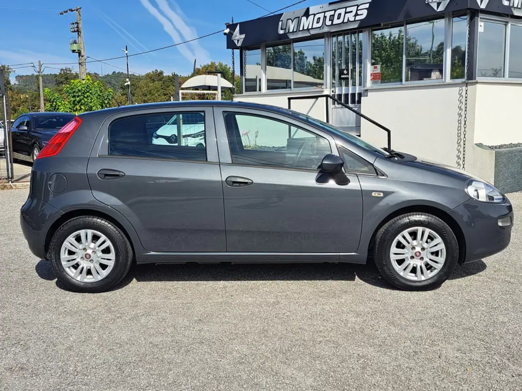 Fiat Punto 2017 - 8900 EUR, 69772 km - AUTO.MOTO.pt - 69772km - foto 6 de 39