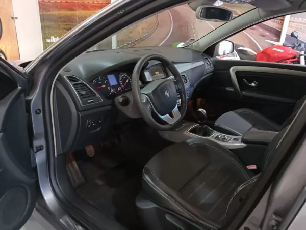 Renault Laguna Break 2011 - 8400 EUR, 224000 km - AUTO.MOTO.pt - 224000km - foto 6 de 15