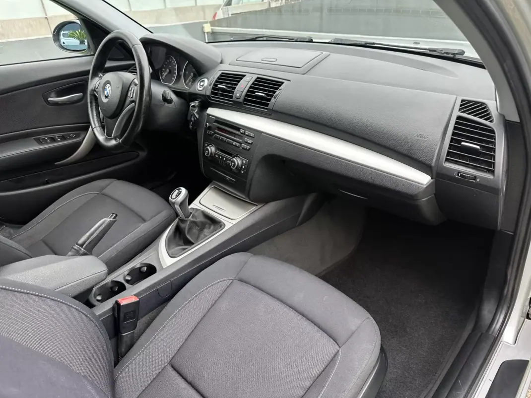 BMW 118 2009 - 8900 EUR, 184000 km - AUTO.MOTO.pt - 184000km - foto 51 de 55