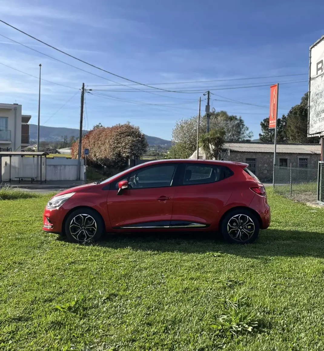 Renault Clio 2017 - 9900 EUR, 154000 km - AUTO.MOTO.pt - 154000km - foto 7 de 12