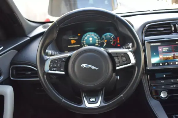Jaguar F-Pace 2017 - 22500 EUR, 145545 km - AUTO.MOTO.pt - 145545km - foto 42 de 57
