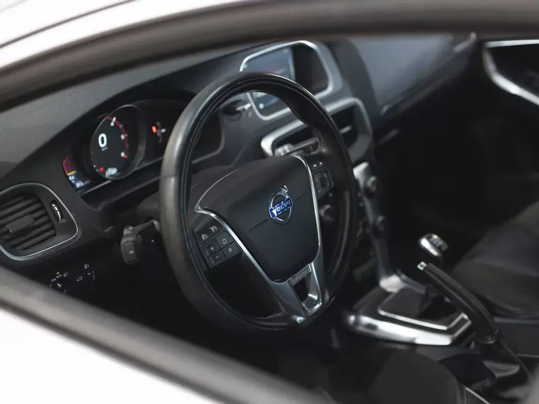 Volvo V40 2015 - 12990 EUR, 117267 km - AUTO.MOTO.pt - 117267km - foto 11 de 17