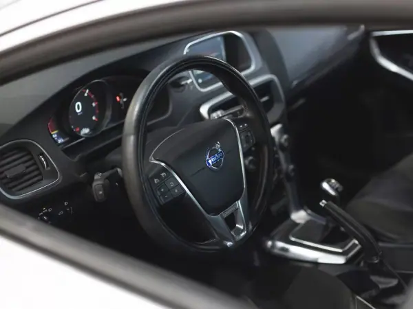 Volvo V40 2015 - 12990 EUR, 117267 km - AUTO.MOTO.pt - 117267km - foto 11 de 17