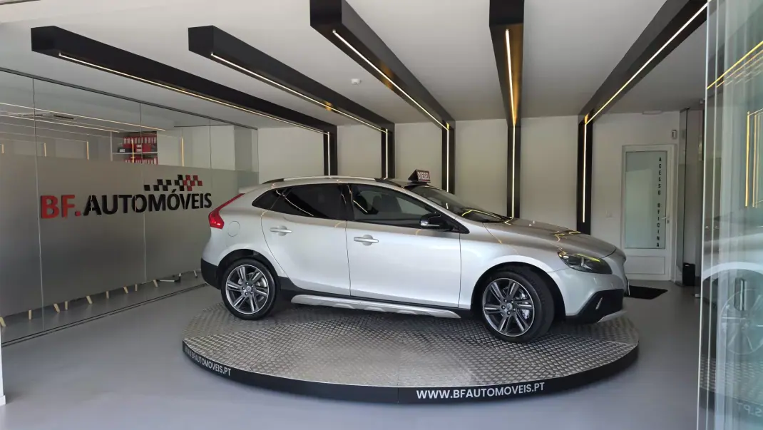 Volvo V40 Cross Country 2013 - 9900 EUR, 239930 km - AUTO.MOTO.pt - 239930km - foto 9 de 55
