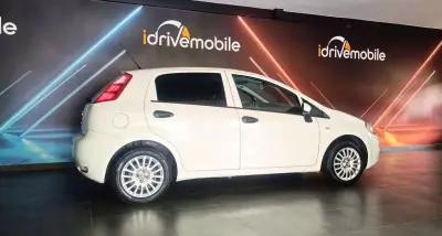 Fiat Punto 2016 - 7990 EUR, 141635 km - AUTO.MOTO.pt - 141635km - foto 12 de 15