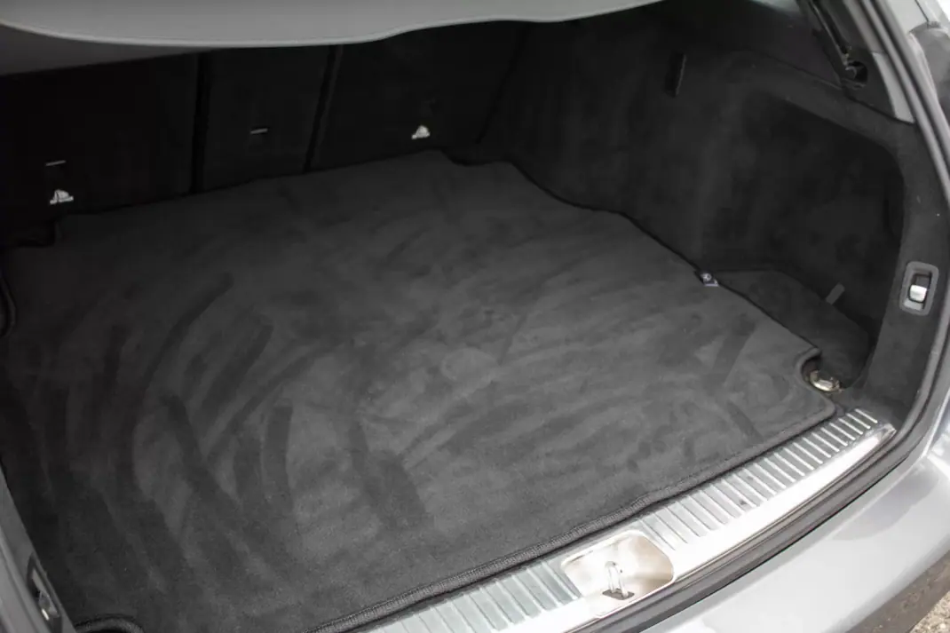 Mercedes-Benz C 200 2019 - 21990 EUR, 150000 km - AUTO.MOTO.pt - 150000km - foto 42 de 44