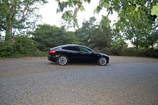 Tesla Model 3 2020 - 22750 EUR, 81000 km - AUTO.MOTO.pt - 81000km - foto 5 de 15