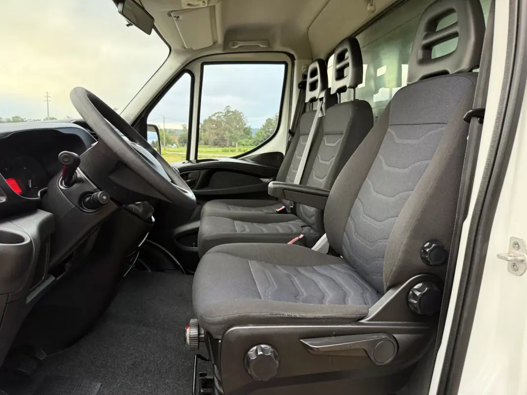 Iveco DAILY 35-140 CONTENTOR E PLATAFORMA 2018 - 29990 EUR, 81000 km - AUTO.MOTO.pt - 81000km - foto 20 de 28