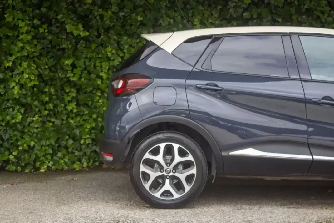 Renault Captur 2018 - 13900 EUR, 147700 km - AUTO.MOTO.pt - 147700km - foto 4 de 16