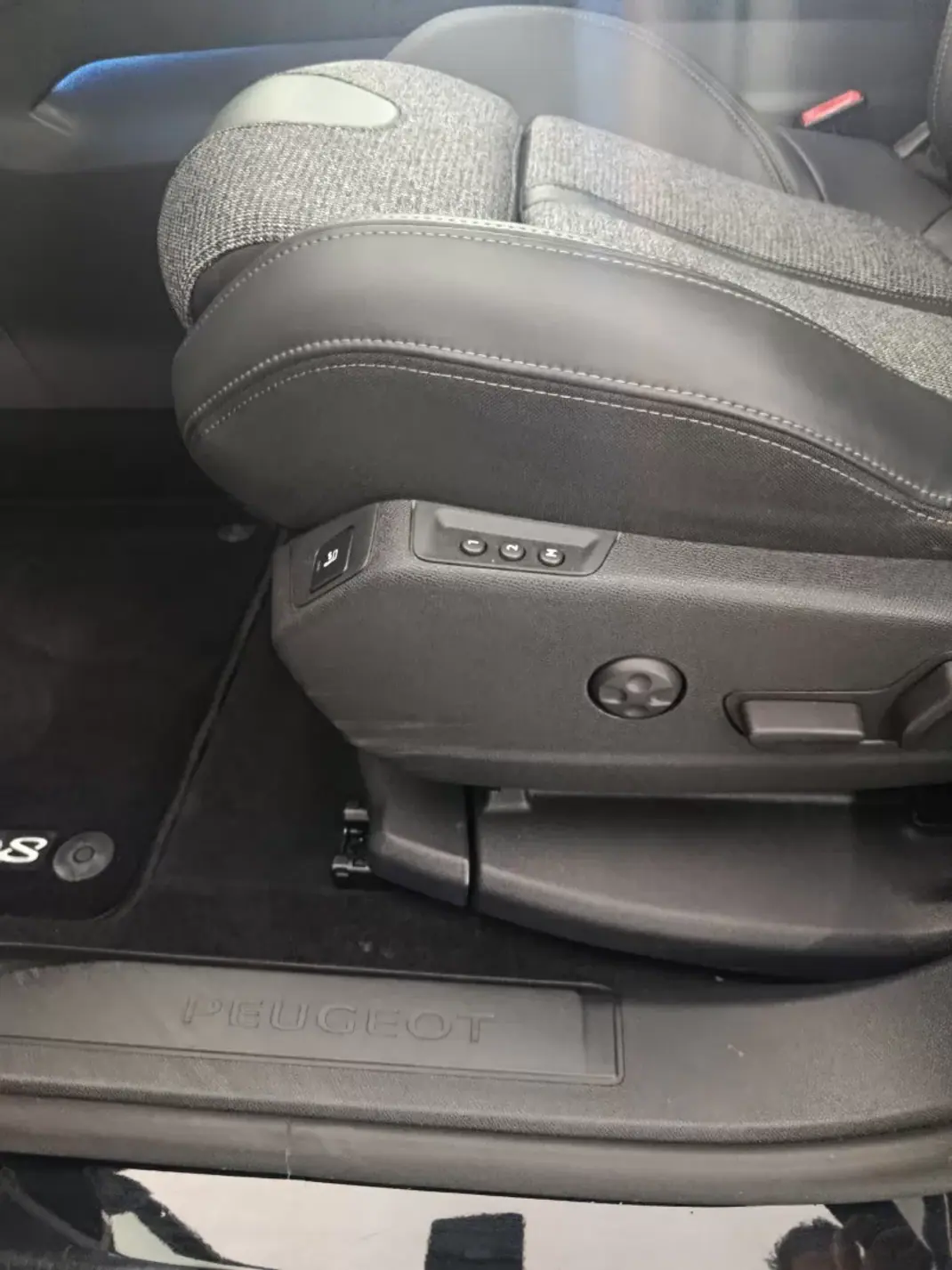 Peugeot 3008 2018 - 20300 EUR, 139000 km - 139000km - foto 22 de 31