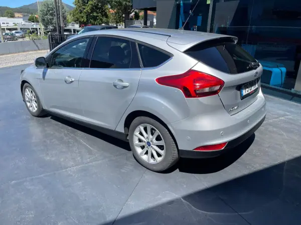 Ford Focus 2015 - 8900 EUR, 137000 km - AUTO.MOTO.pt - 137000km - foto 5 de 13