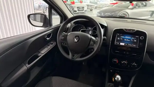 Renault Clio Sport Tourer 2013 - 9990 EUR, 167795 km - AUTO.MOTO.pt - 167795km - foto 16 de 26