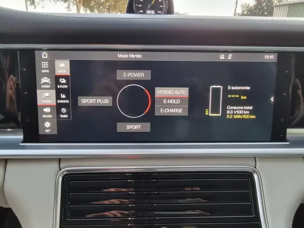 Porsche Panamera Sport Turismo 2018 - 84990 EUR, 147000 km - AUTO.MOTO.pt - 147000km - foto 15 de 50