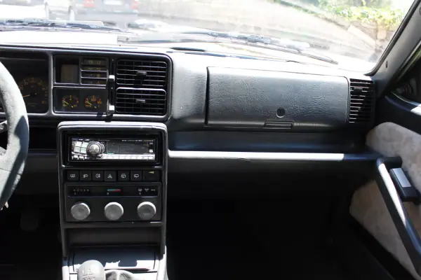 Lancia Delta 1988 - 16500 EUR, 194000 km - AUTO.MOTO.pt - 194000km - foto 21 de 35