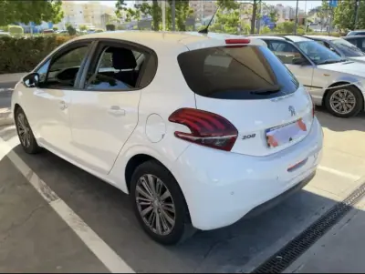 Peugeot 208 2019 - 10990 EUR, 136000 km - foto 2 de 4