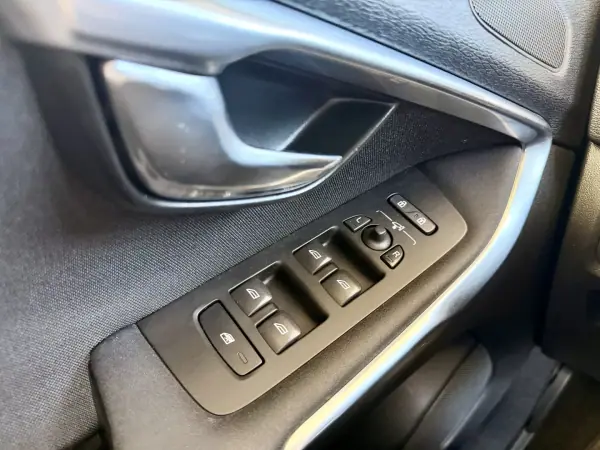 Volvo V40 2014 - 14490 EUR, 182428 km - AUTO.MOTO.pt - 182428km - foto 18 de 21
